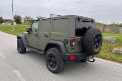 Jeep Wrangler mit Umbau und Raptor-Lackierug in Grün